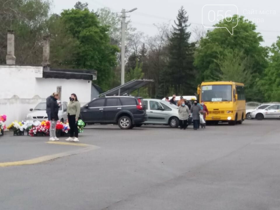 Толпы, подвоз автобусами и пластиковые цветы: как в Днепре проходят поминальные дни, фото-5