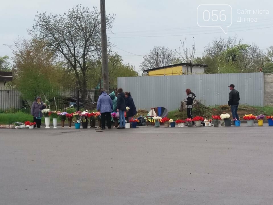 Толпы, подвоз автобусами и пластиковые цветы: как в Днепре проходят поминальные дни, фото-2