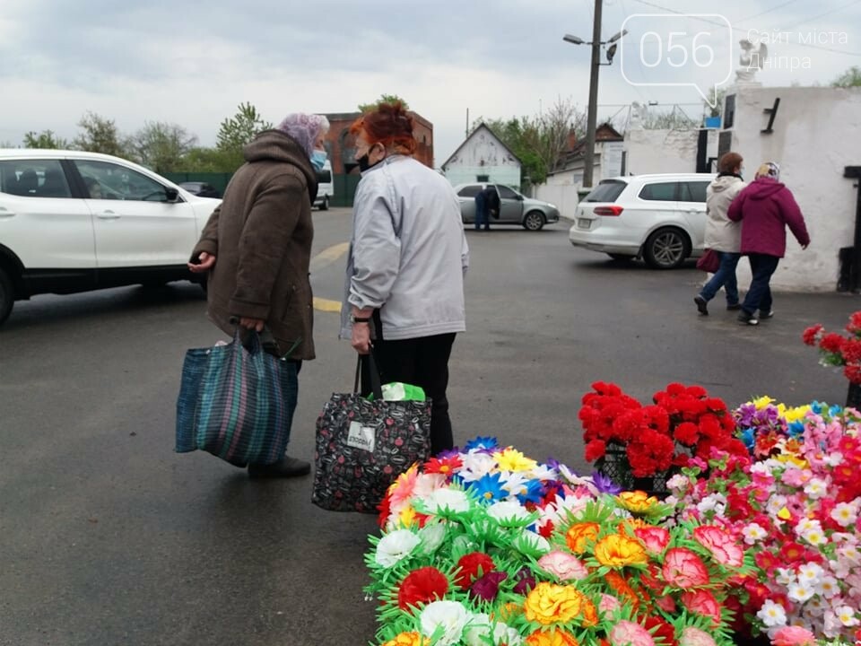 Толпы, подвоз автобусами и пластиковые цветы: как в Днепре проходят поминальные дни, фото-3
