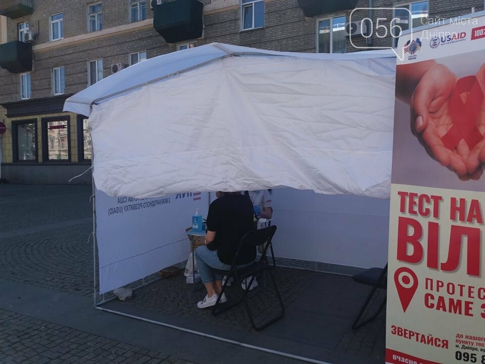 В центре Днепра раздают презервативы и делают бесплатное экспресс-тестирование на ВИЧ, - ФОТО, фото-13