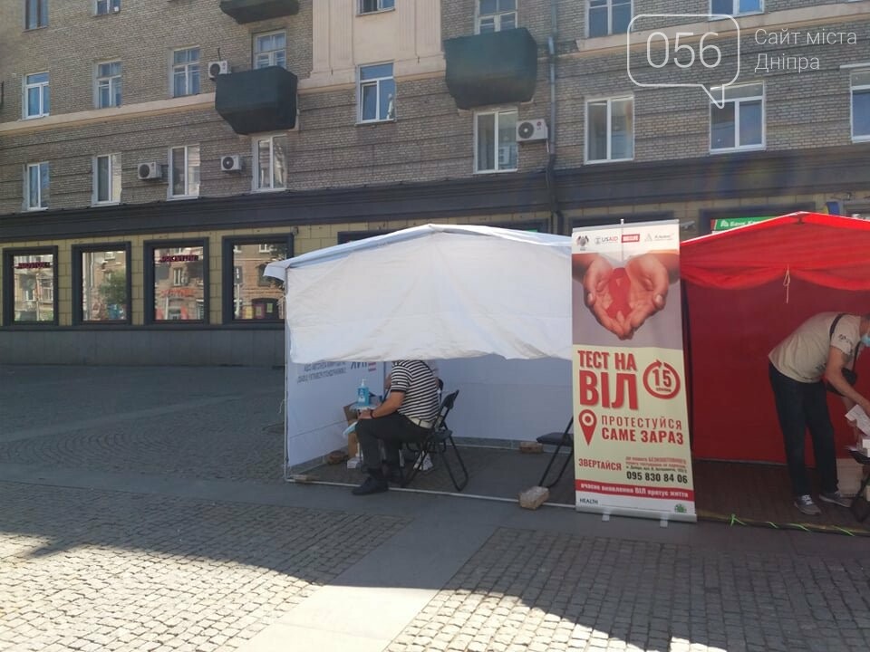 В центре Днепра раздают презервативы и делают бесплатное экспресс-тестирование на ВИЧ, - ФОТО, фото-11