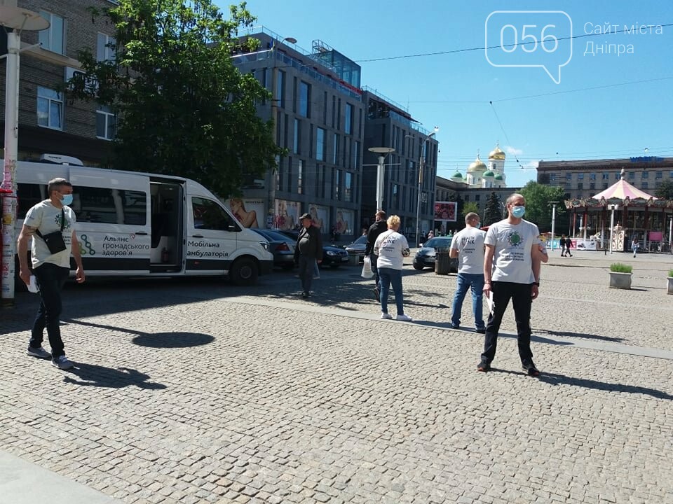 В центре Днепра раздают презервативы и делают бесплатное экспресс-тестирование на ВИЧ, - ФОТО, фото-10