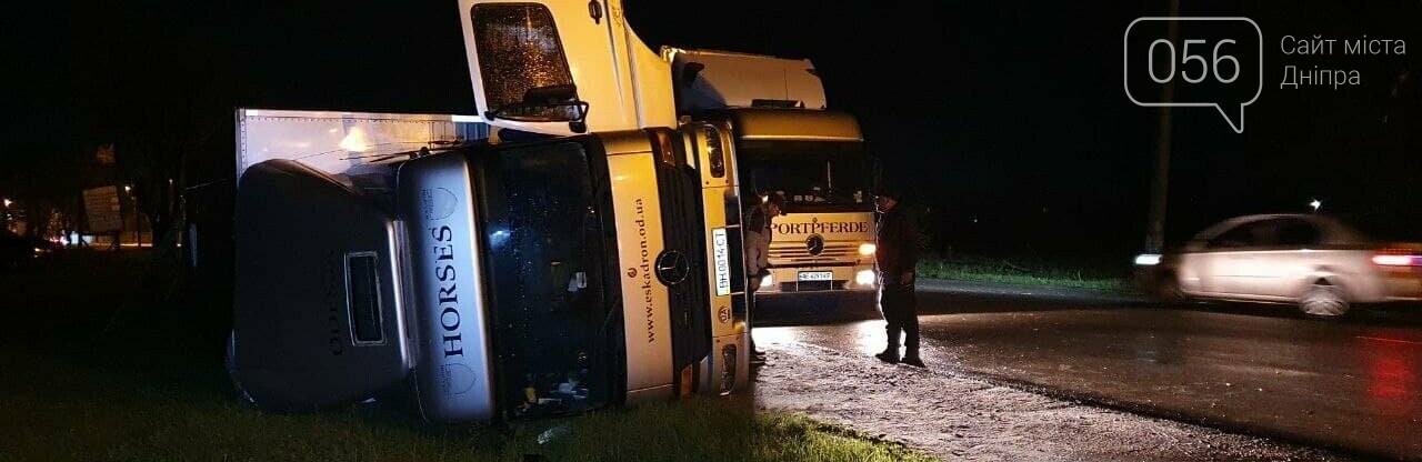 В Днепропетровской области непогода перевернула фуру, а в соседней – насыпала «пельменей», фото-1