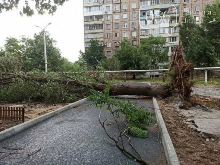 В Днепропетровской области непогода перевернула фуру, а в соседней – насыпала «пельменей», фото-2