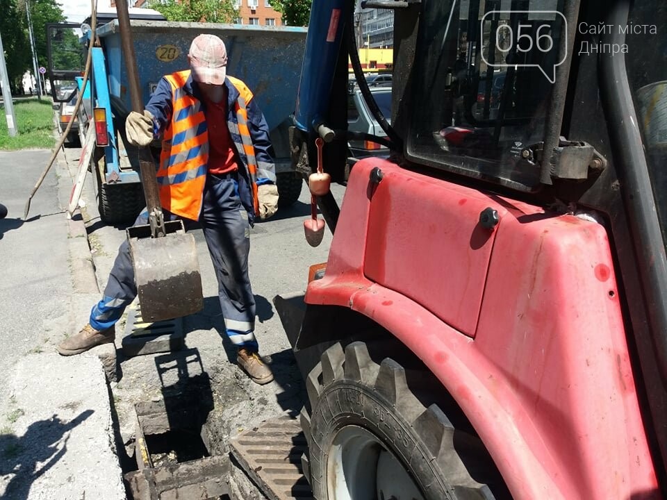 В Днепре после объявления штормового предупреждения коммунальщики прочистили все ливневки в городе, - ФОТО, ВИДЕО, фото-7
