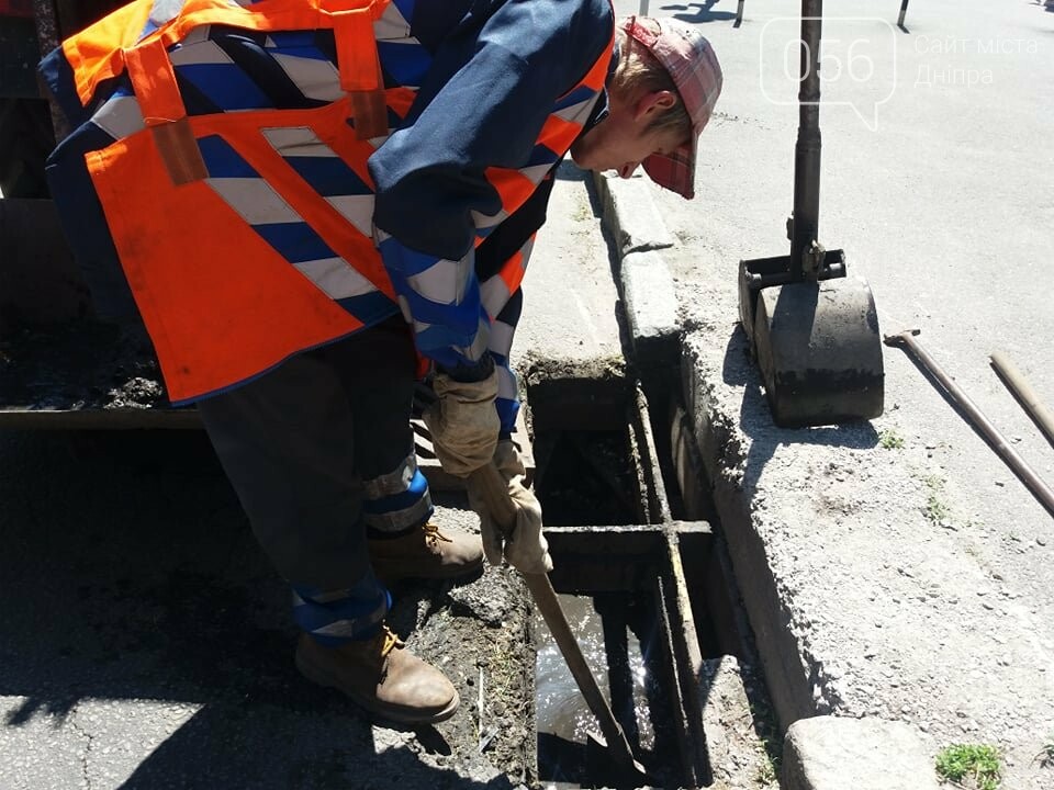 В Днепре после объявления штормового предупреждения коммунальщики прочистили все ливневки в городе, - ФОТО, ВИДЕО, фото-4