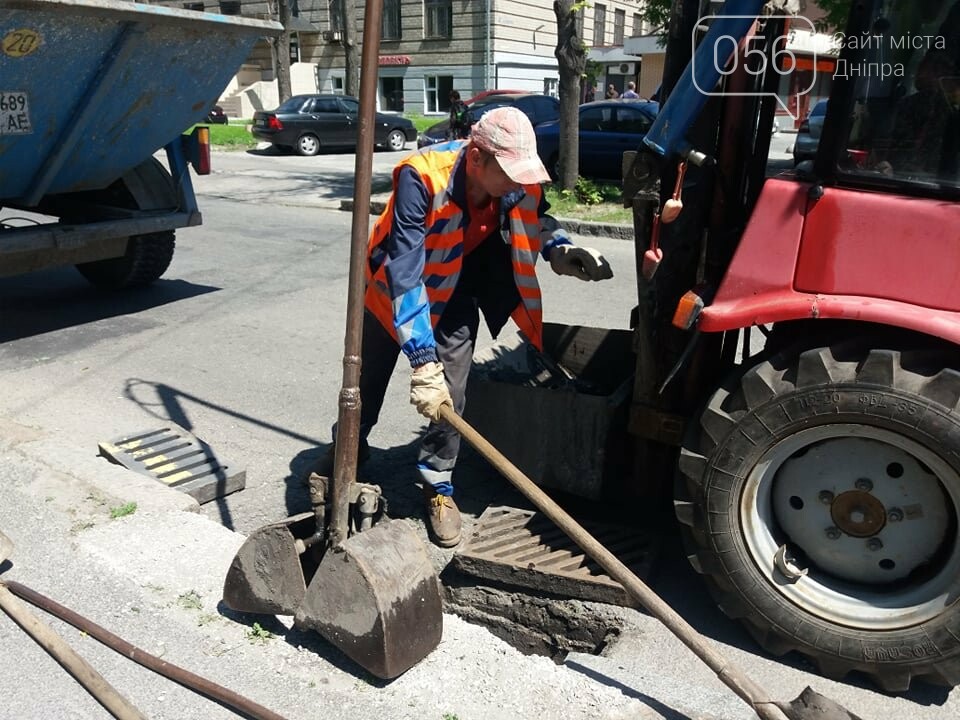 В Днепре после объявления штормового предупреждения коммунальщики прочистили все ливневки в городе, - ФОТО, ВИДЕО, фото-11