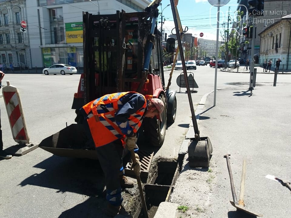 В Днепре после объявления штормового предупреждения коммунальщики прочистили все ливневки в городе, - ФОТО, ВИДЕО, фото-3