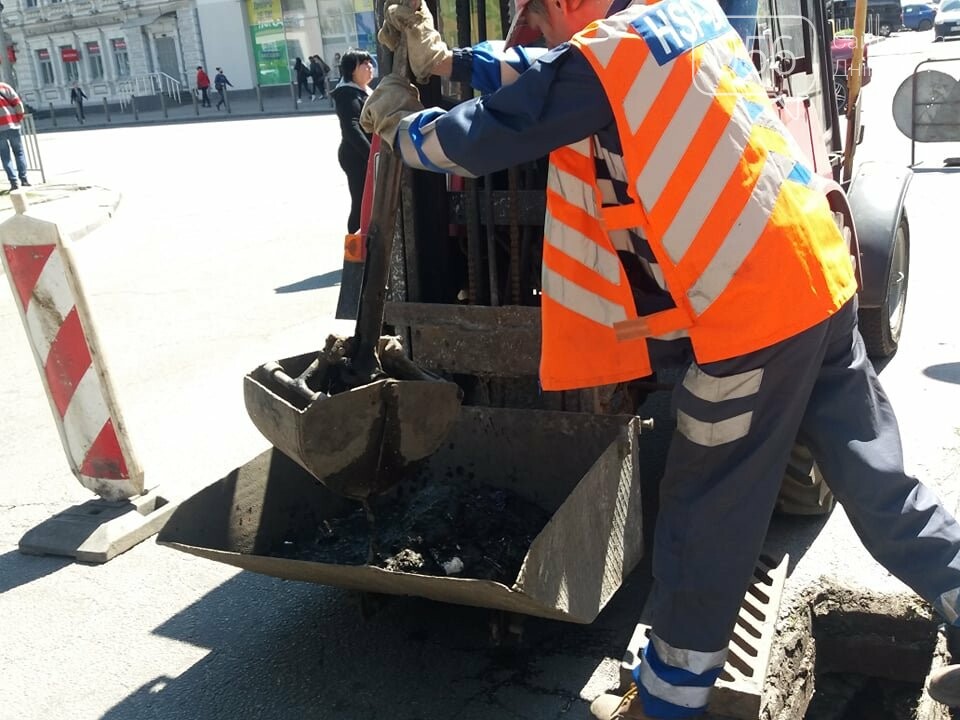 В Днепре после объявления штормового предупреждения коммунальщики прочистили все ливневки в городе, - ФОТО, ВИДЕО, фото-5