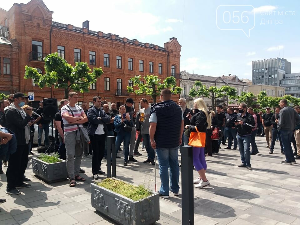 В Днепре толпа людей перекрыла тротуар перед управлением патрульной полиции, - ФОТО, ВИДЕО, фото-6