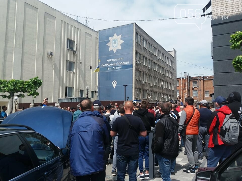 В Днепре толпа людей перекрыла тротуар перед управлением патрульной полиции, - ФОТО, ВИДЕО, фото-3