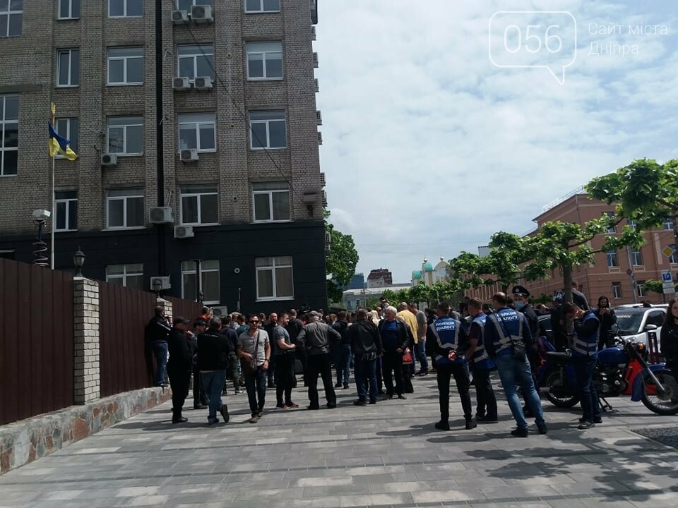 В Днепре толпа людей перекрыла тротуар перед управлением патрульной полиции, - ФОТО, ВИДЕО, фото-8