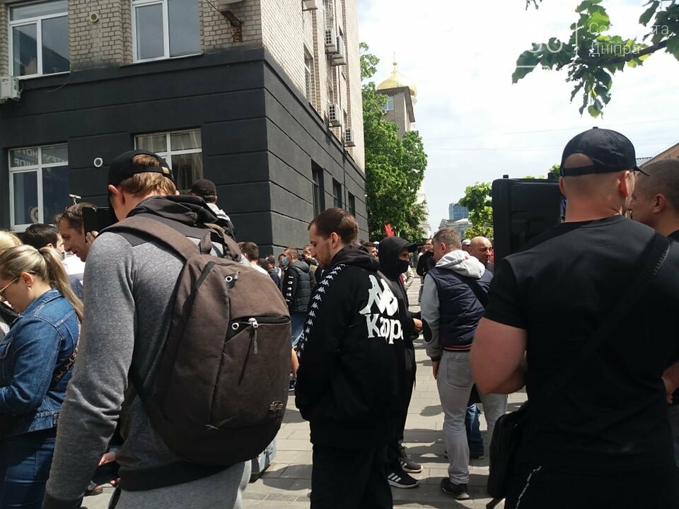 В Днепре толпа людей перекрыла тротуар перед управлением патрульной полиции, - ФОТО, ВИДЕО, фото-4