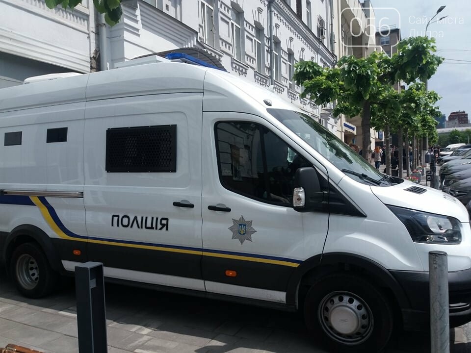 В Днепре толпа людей перекрыла тротуар перед управлением патрульной полиции, - ФОТО, ВИДЕО, фото-7