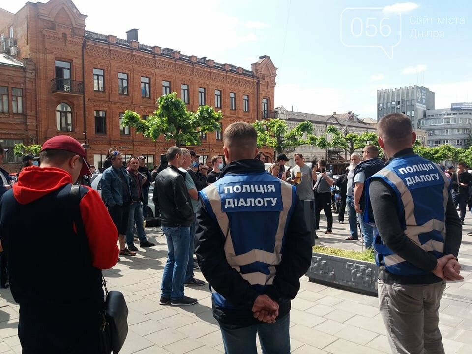 В Днепре толпа людей перекрыла тротуар перед управлением патрульной полиции, - ФОТО, ВИДЕО, фото-5