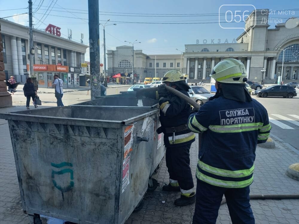 В Днепре курильщики регулярно поджигают мусорный бак, который стоит возле железнодорожного вокзала, фото-2