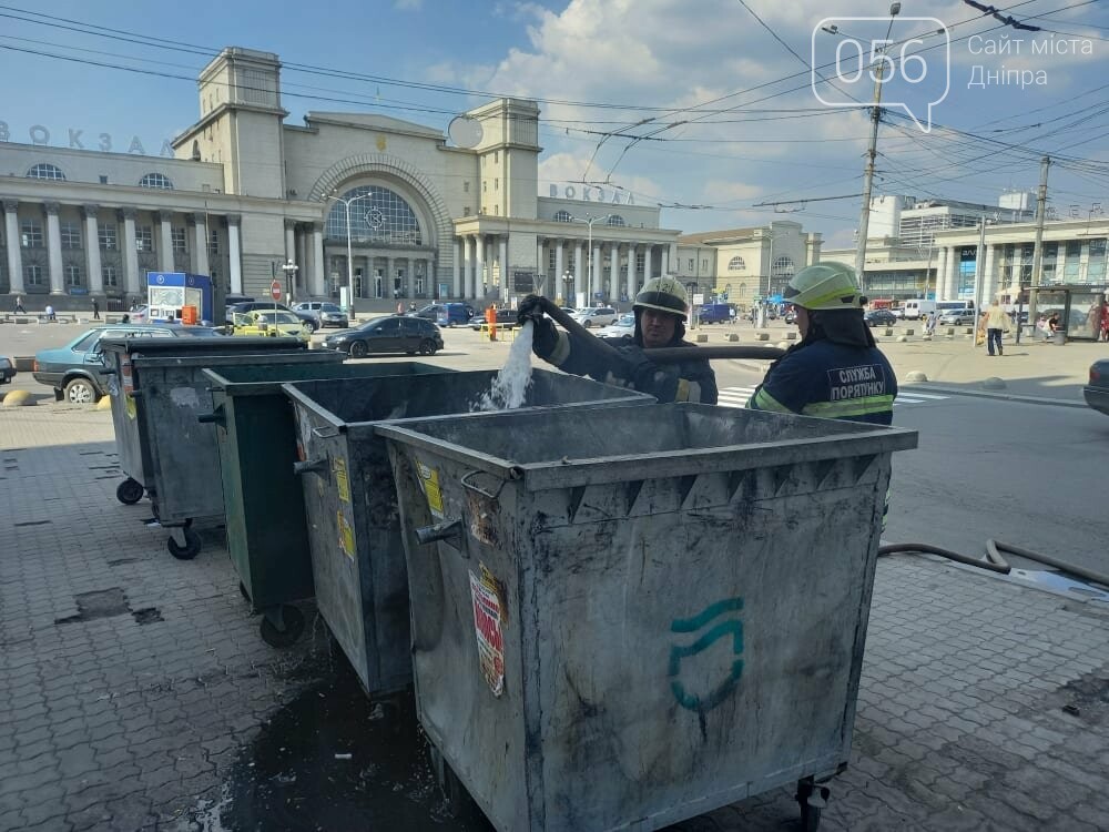 В Днепре курильщики регулярно поджигают мусорный бак, который стоит возле железнодорожного вокзала, фото-3