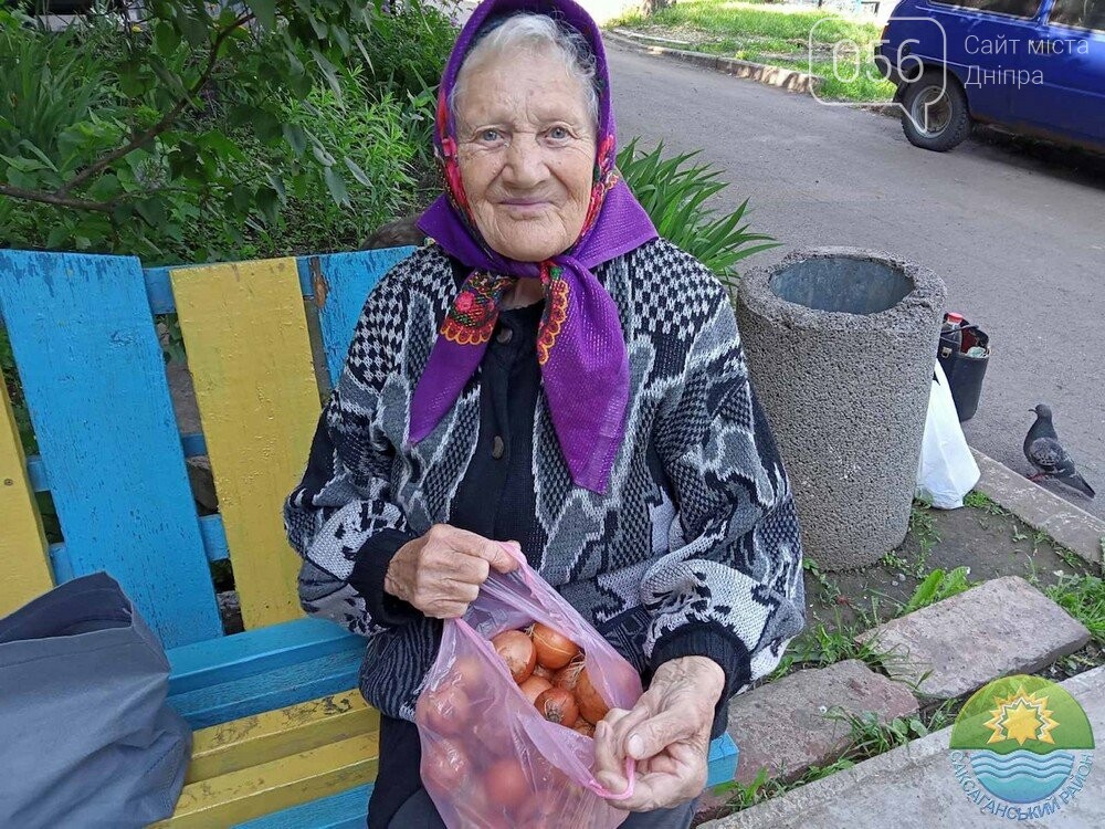 Главное от всей души: на Днепропетровщине чиновники дарили пенсионерам лук, фото-1