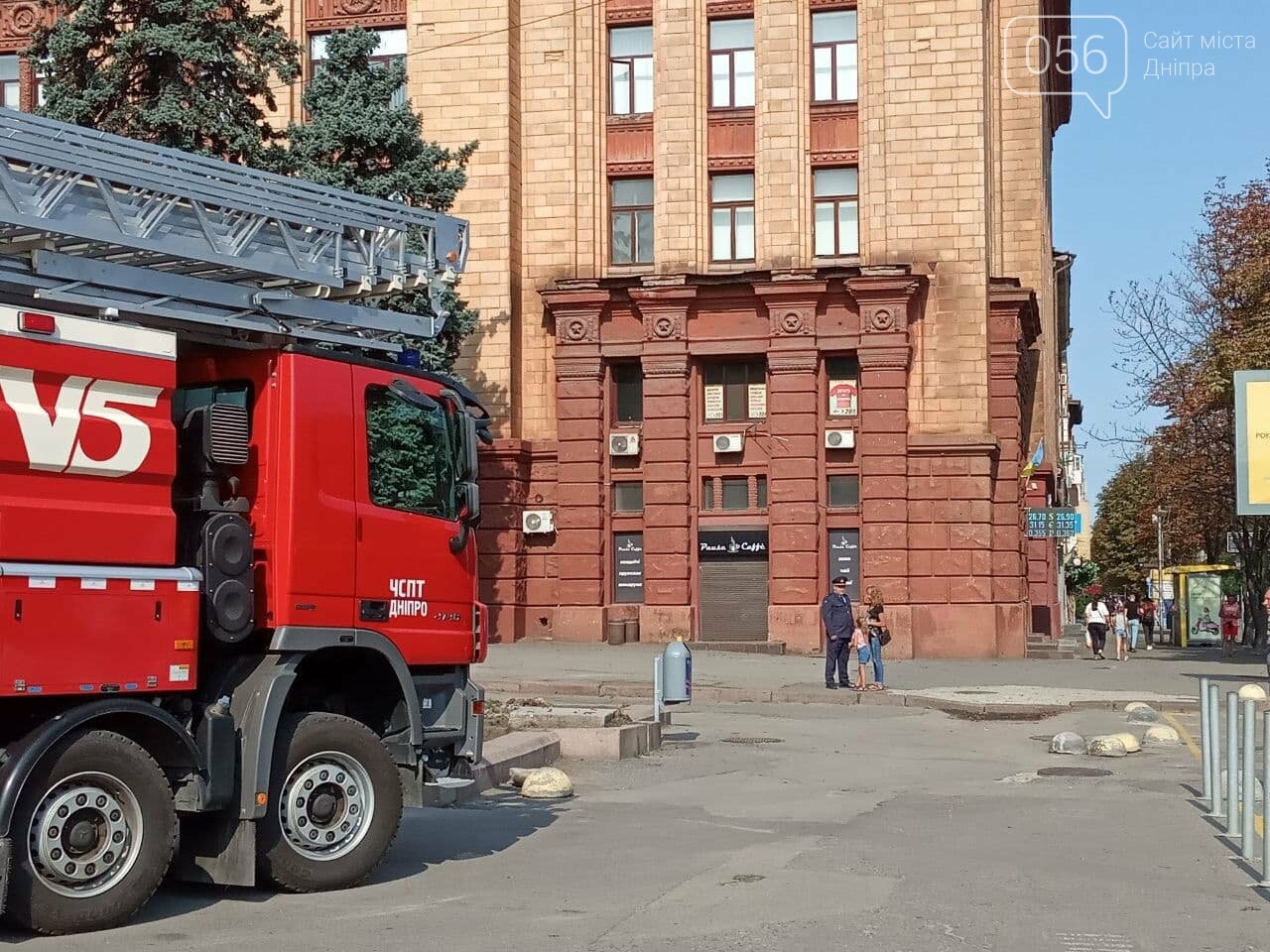 В Днепре две пожарные автолестницы подняли самый большой флаг Украины, - ФОТО, ВИДЕО, фото-16