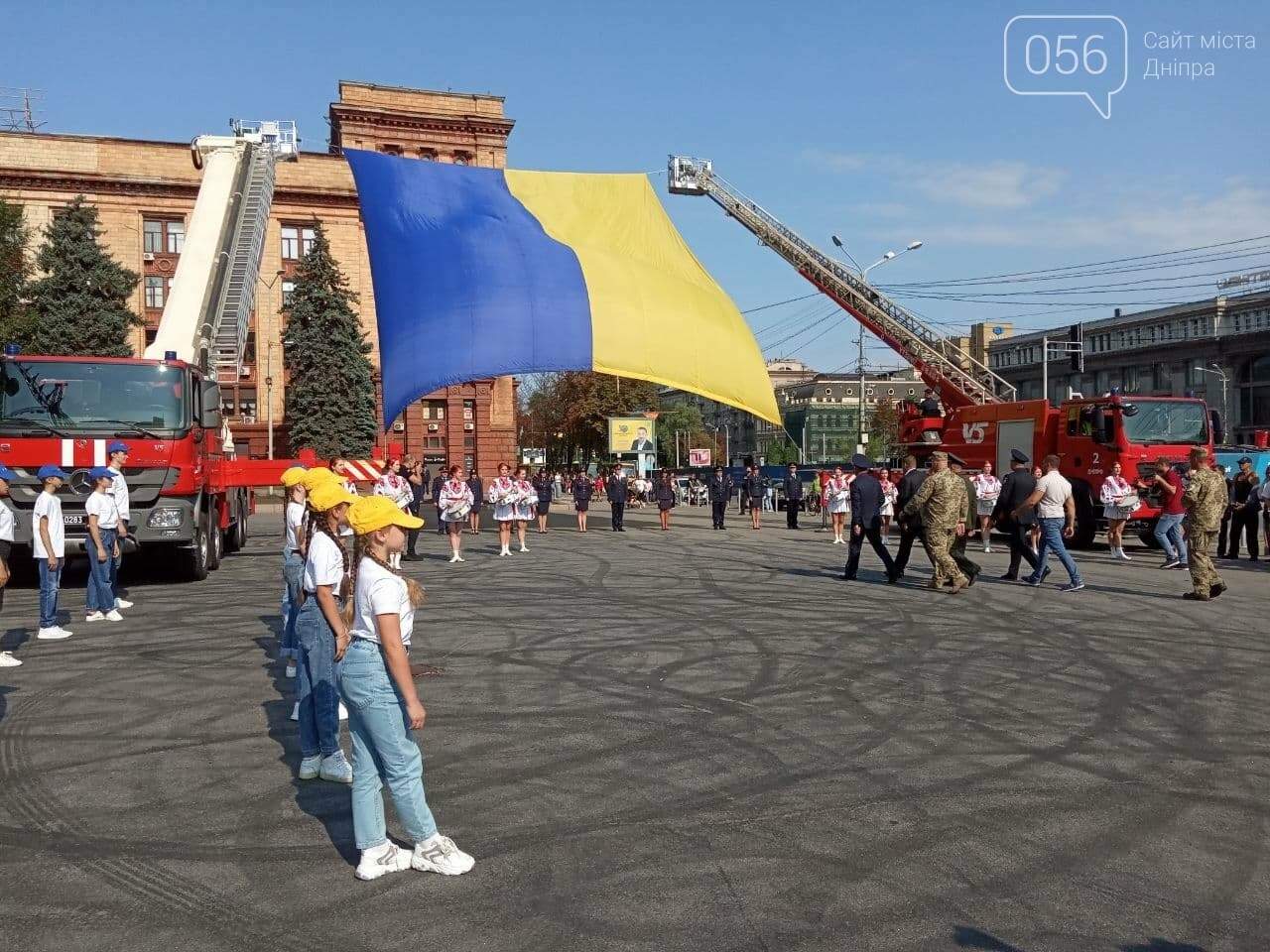 В Днепре две пожарные автолестницы подняли самый большой флаг Украины, - ФОТО, ВИДЕО, фото-13