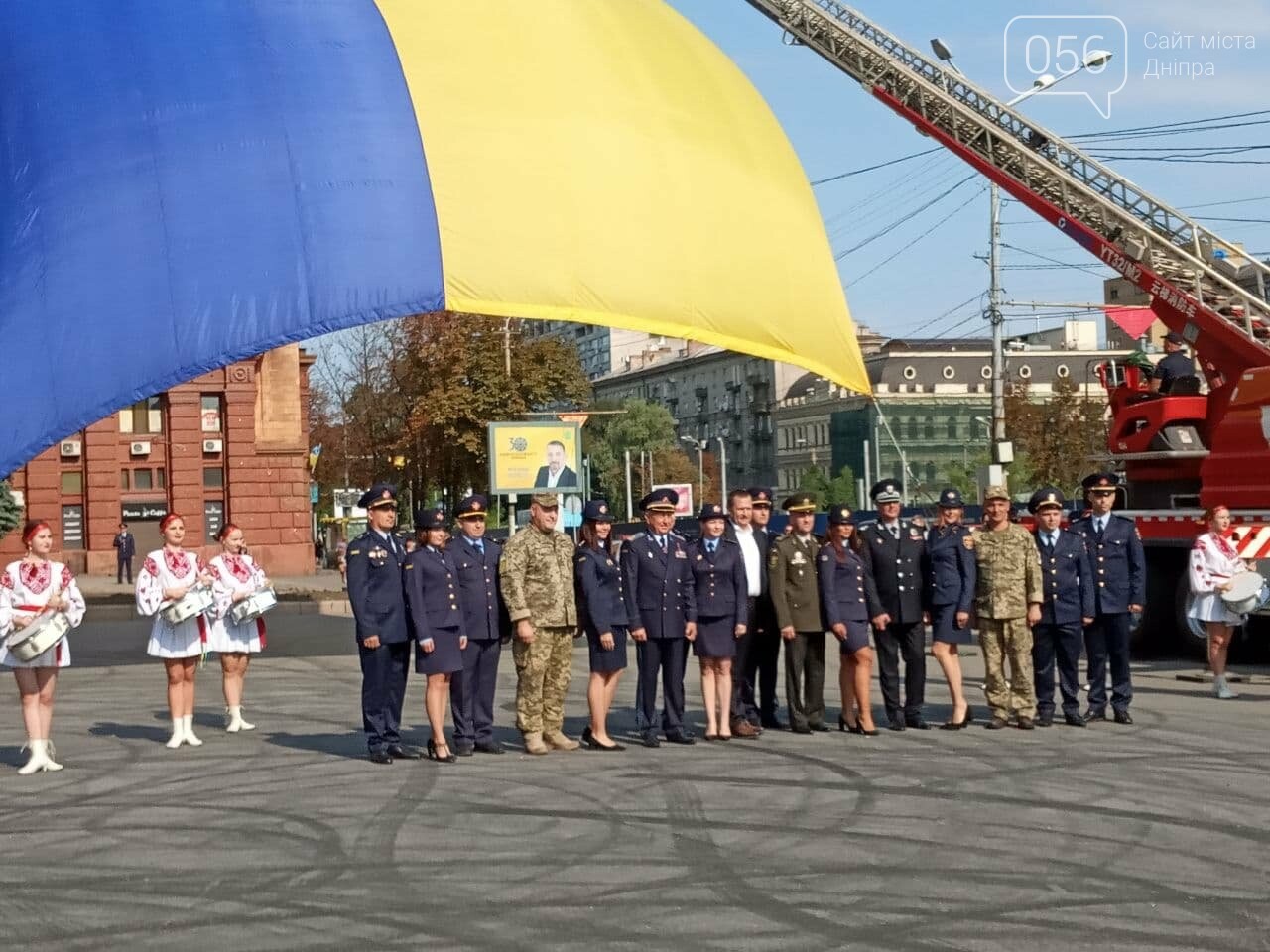 В Днепре две пожарные автолестницы подняли самый большой флаг Украины, - ФОТО, ВИДЕО, фото-14