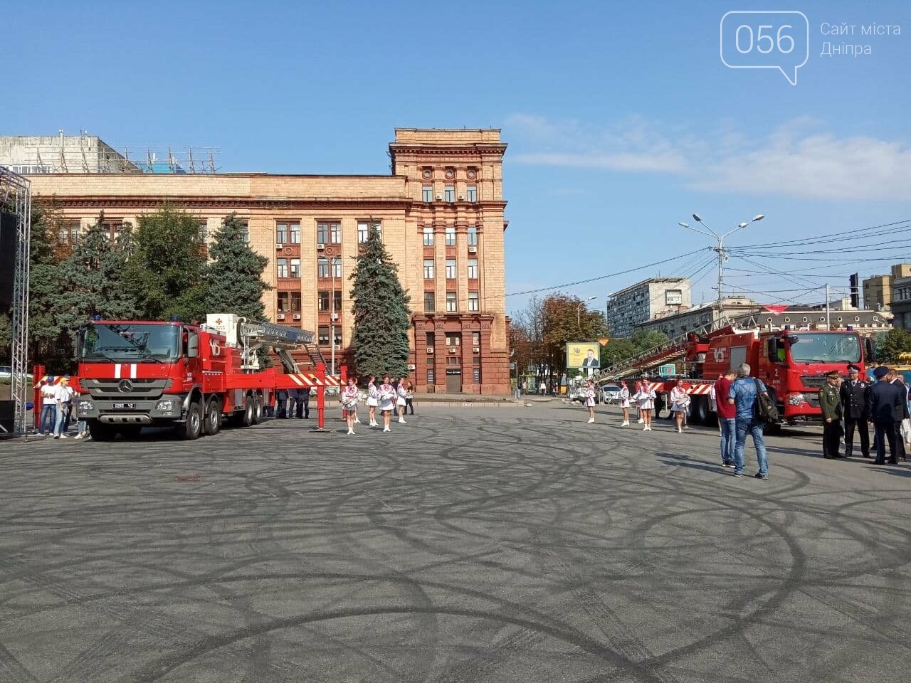 В Днепре две пожарные автолестницы подняли самый большой флаг Украины, - ФОТО, ВИДЕО, фото-11