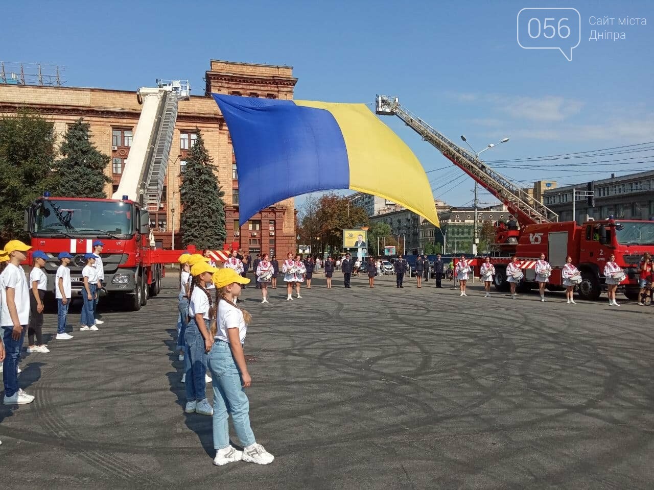 В Днепре две пожарные автолестницы подняли самый большой флаг Украины, - ФОТО, ВИДЕО, фото-12
