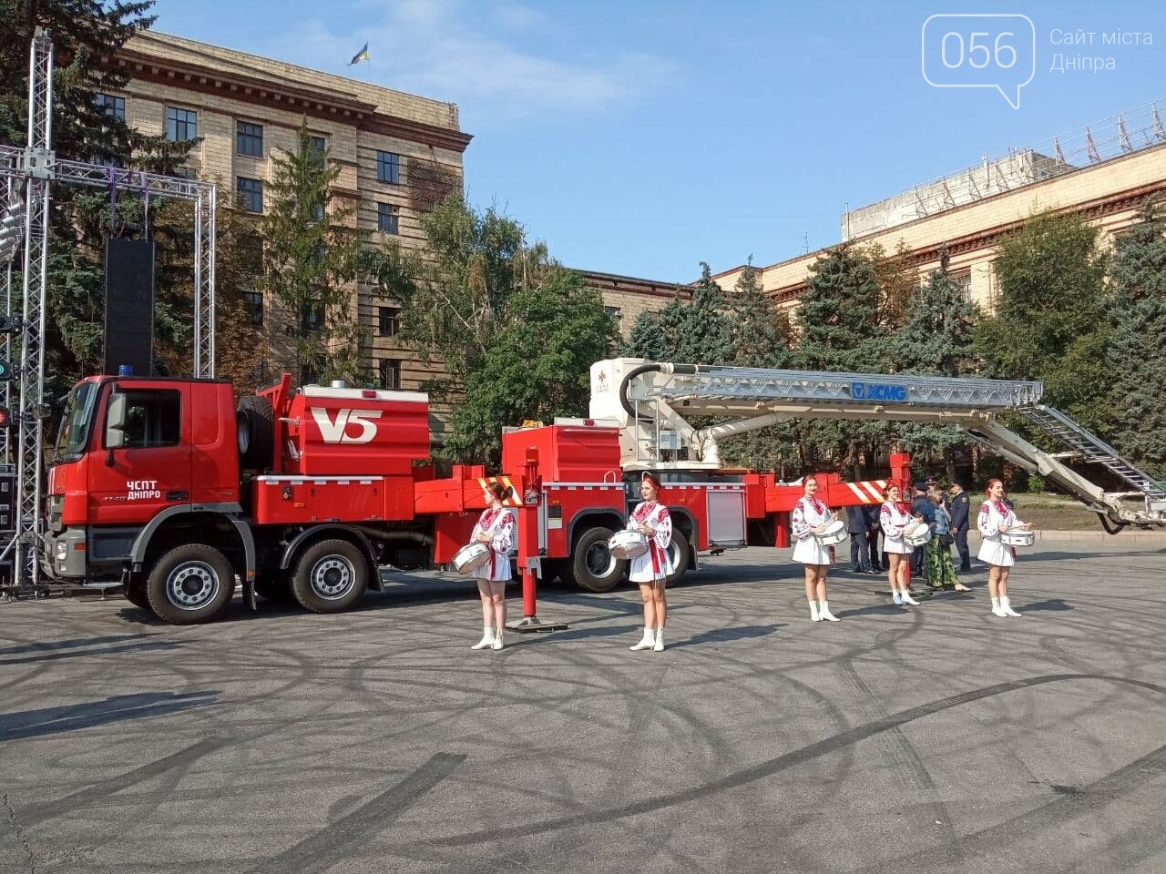 В Днепре две пожарные автолестницы подняли самый большой флаг Украины, - ФОТО, ВИДЕО, фото-10