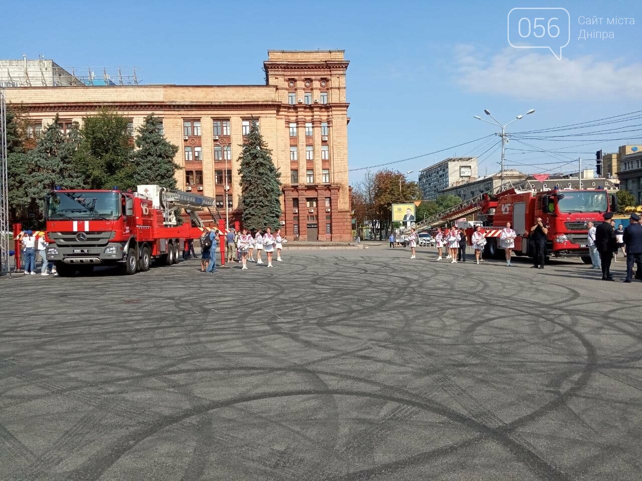 В Днепре две пожарные автолестницы подняли самый большой флаг Украины, - ФОТО, ВИДЕО, фото-8