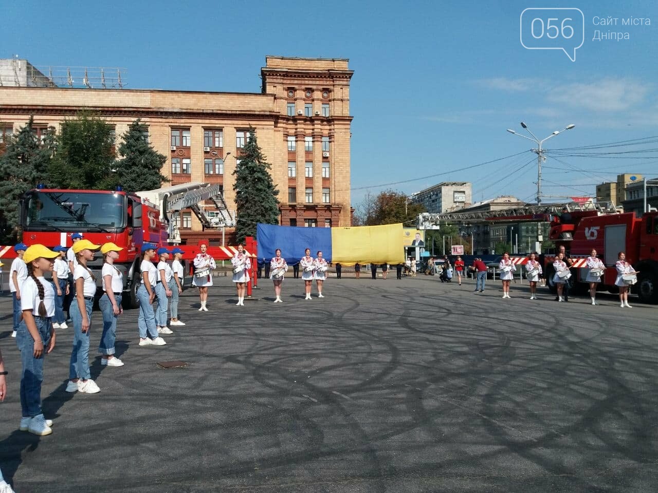 В Днепре две пожарные автолестницы подняли самый большой флаг Украины, - ФОТО, ВИДЕО, фото-7