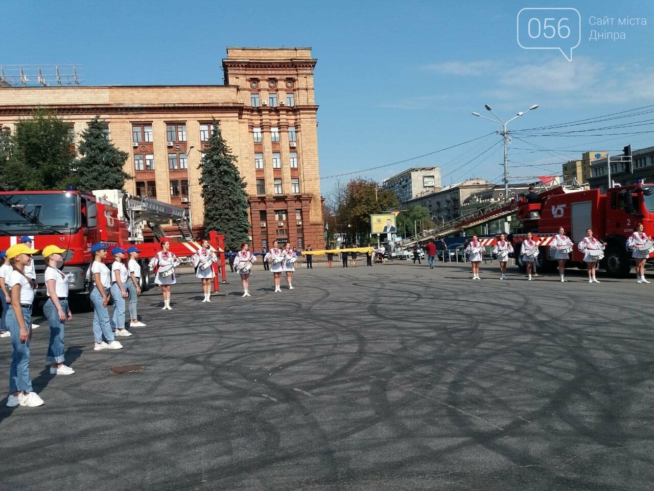 В Днепре две пожарные автолестницы подняли самый большой флаг Украины, - ФОТО, ВИДЕО, фото-5