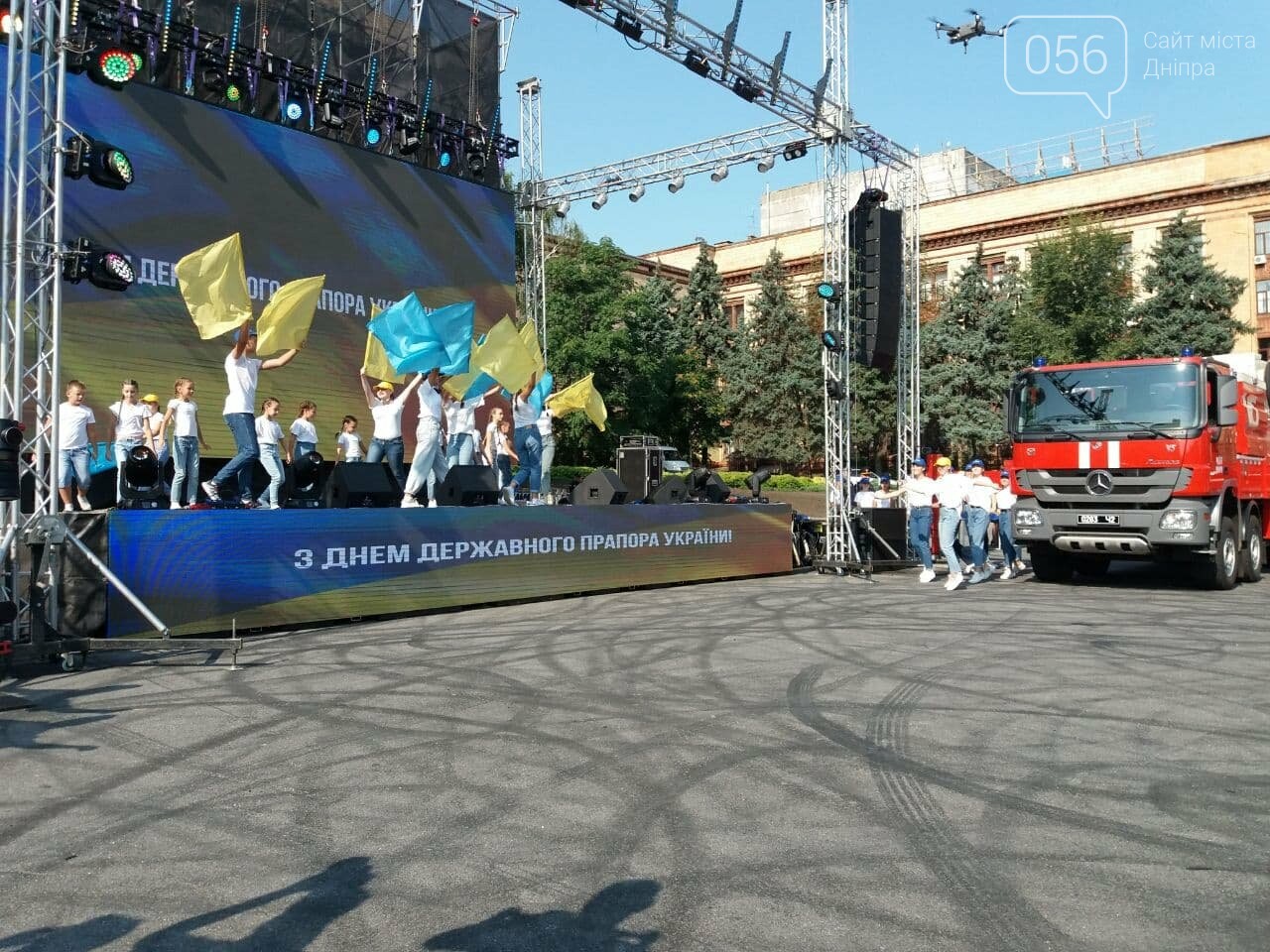 В Днепре две пожарные автолестницы подняли самый большой флаг Украины, - ФОТО, ВИДЕО, фото-3