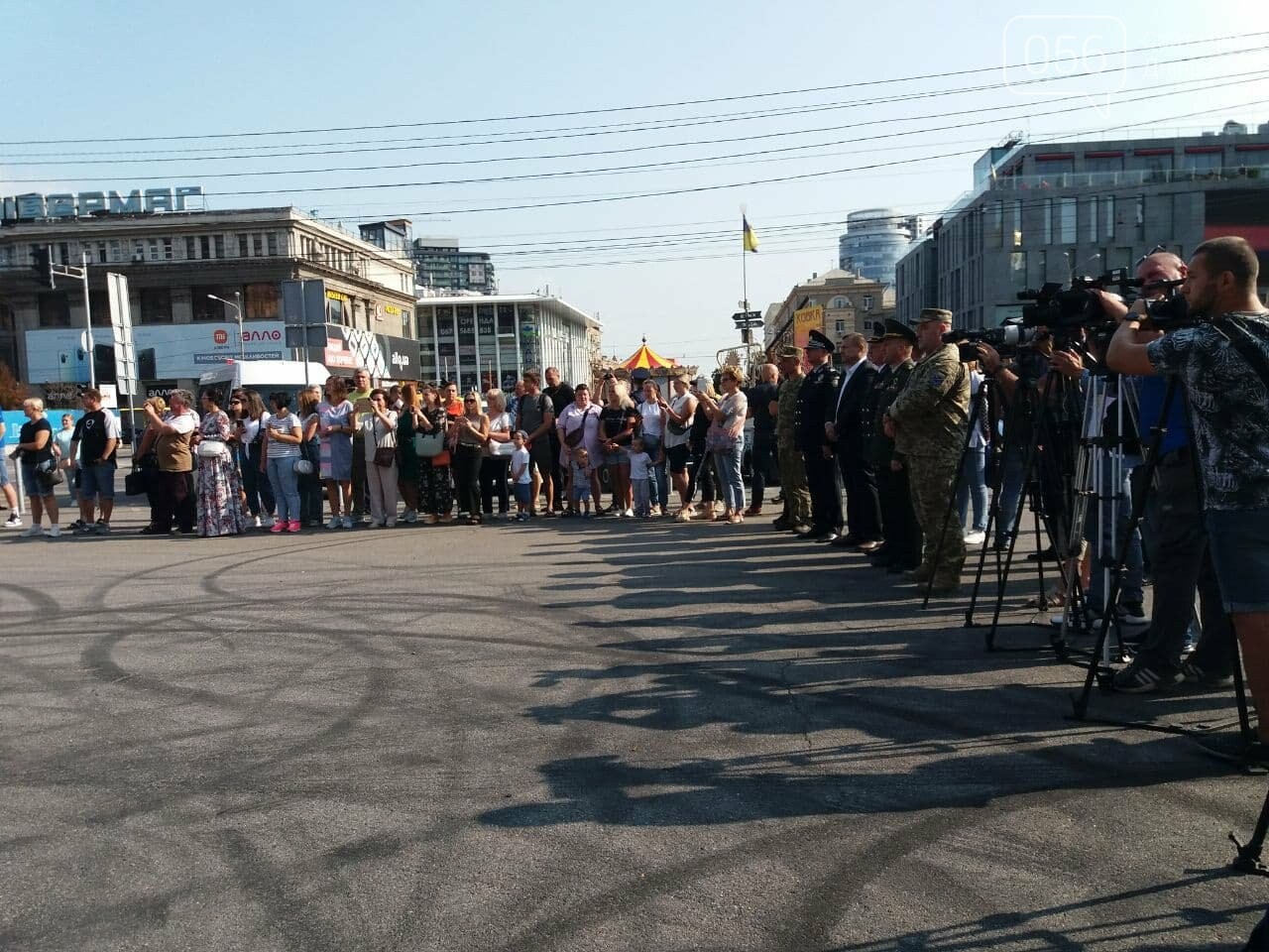 В Днепре две пожарные автолестницы подняли самый большой флаг Украины, - ФОТО, ВИДЕО, фото-2
