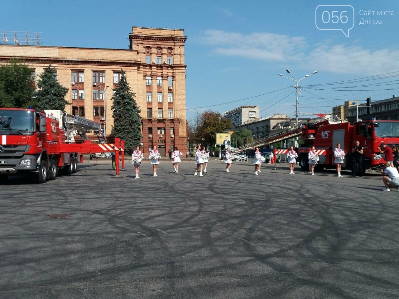 В Днепре две пожарные автолестницы подняли самый большой флаг Украины, - ФОТО, ВИДЕО, фото-1