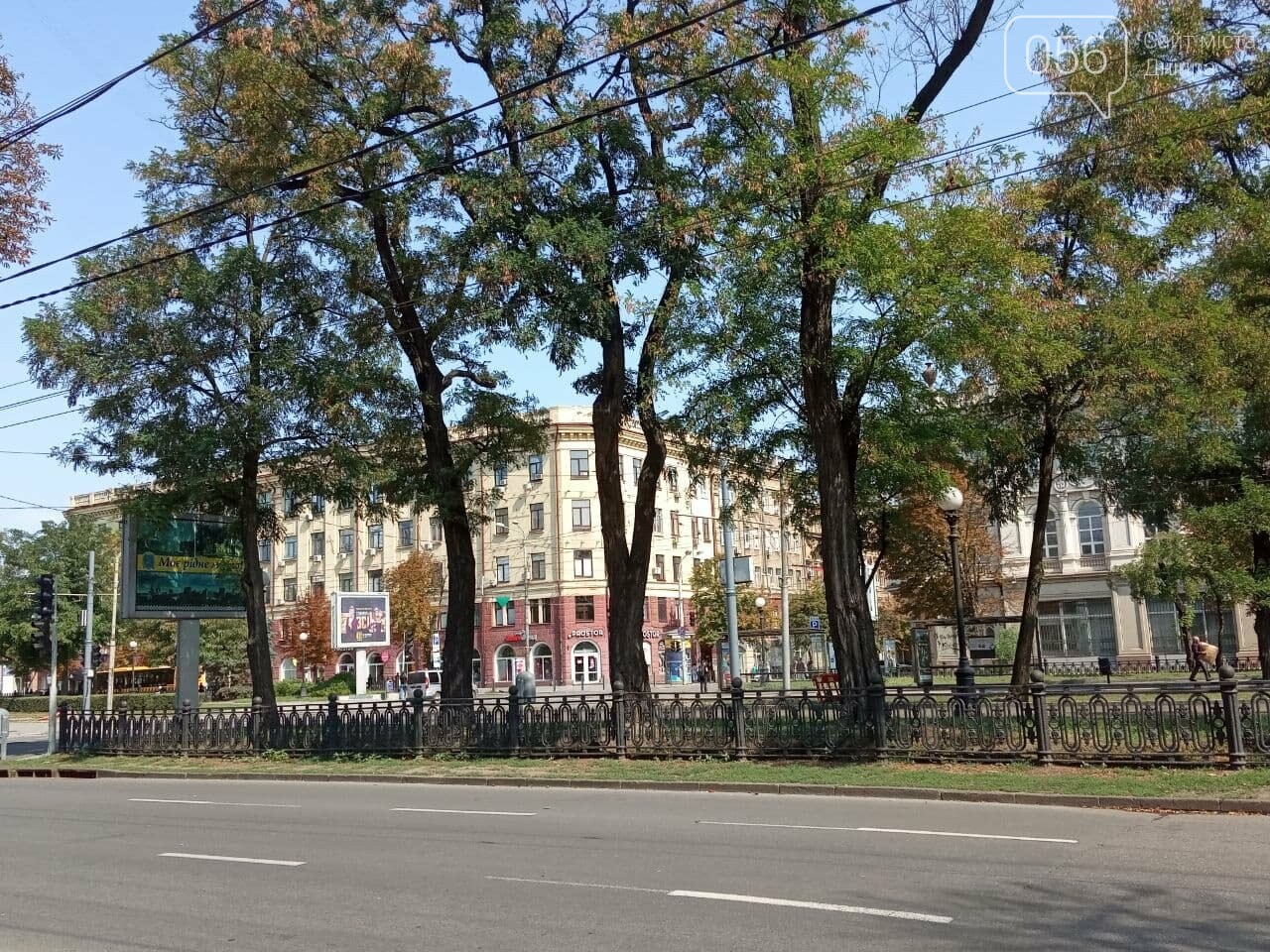 Центр Днепра на государственные праздники остался без флагов Украины, - ФОТО, фото-15