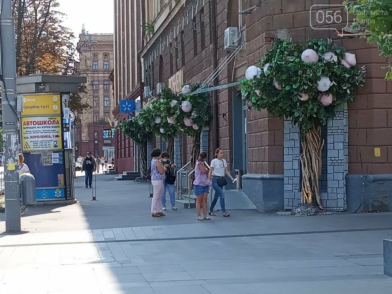 Центр Днепра на государственные праздники остался без флагов Украины, - ФОТО, фото-14