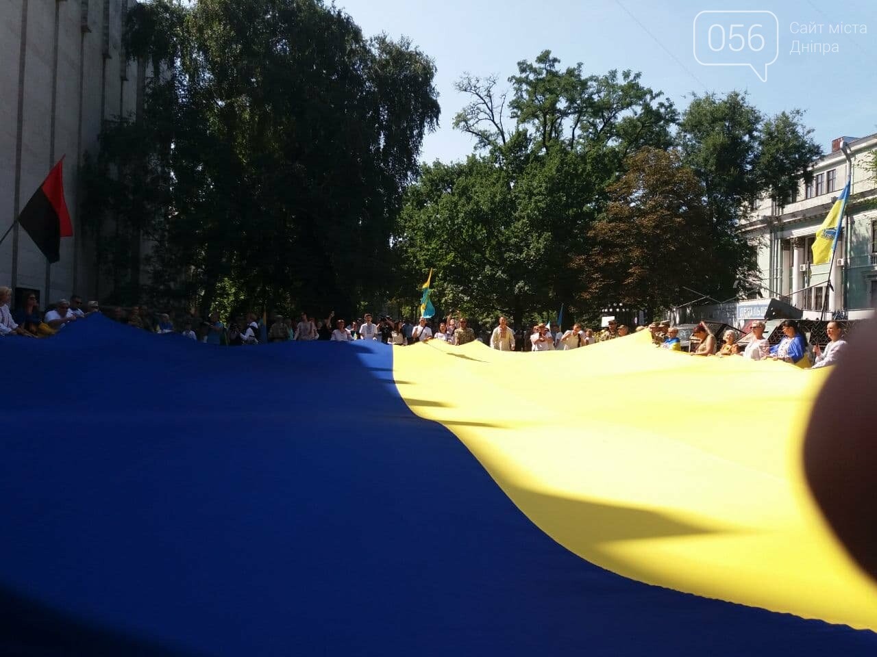 В Днепре по центральному проспекту пронесли огромный флаг Украины, - ФОТО, ВИДЕО, фото-24