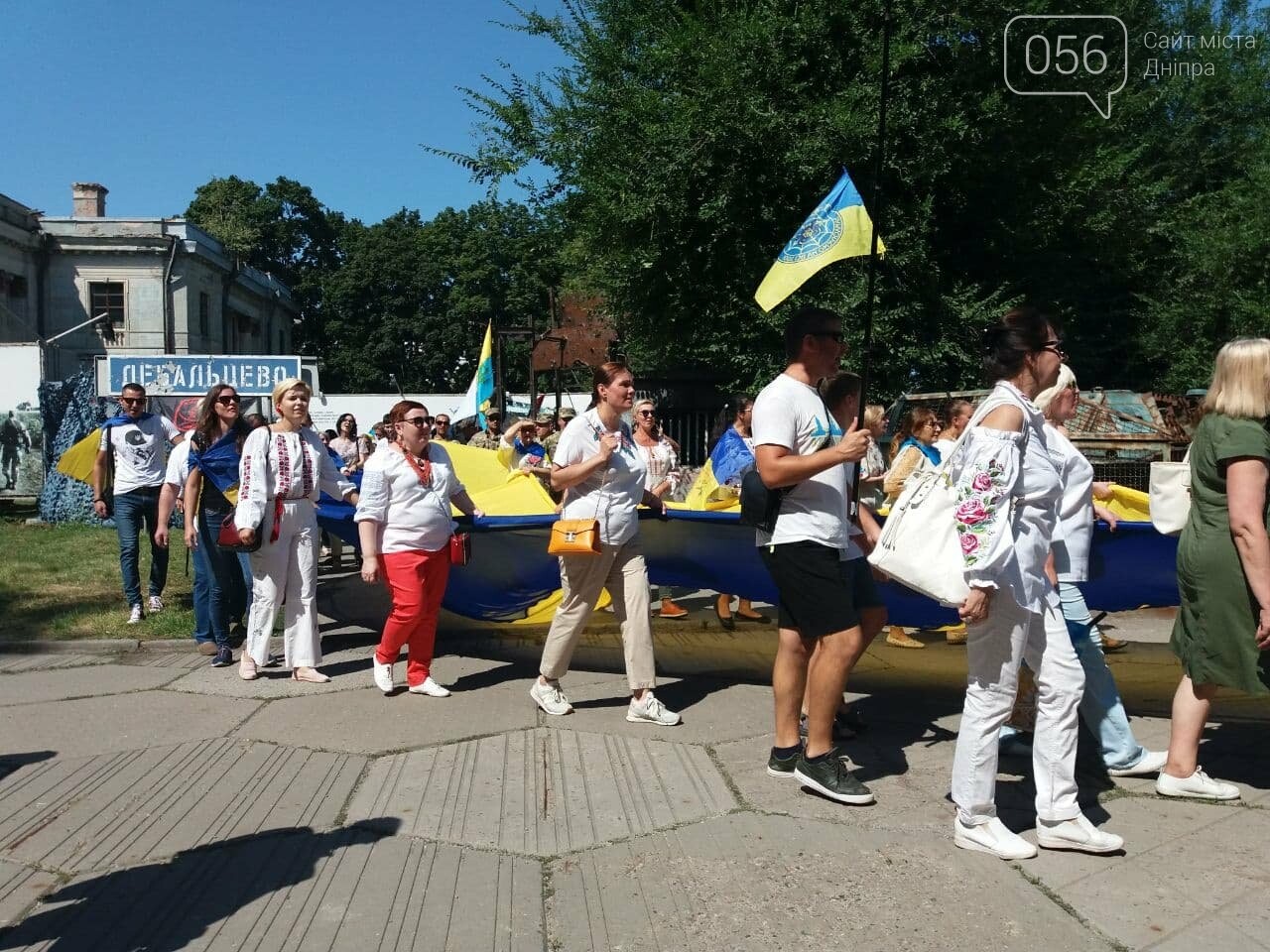 В Днепре по центральному проспекту пронесли огромный флаг Украины, - ФОТО, ВИДЕО, фото-23