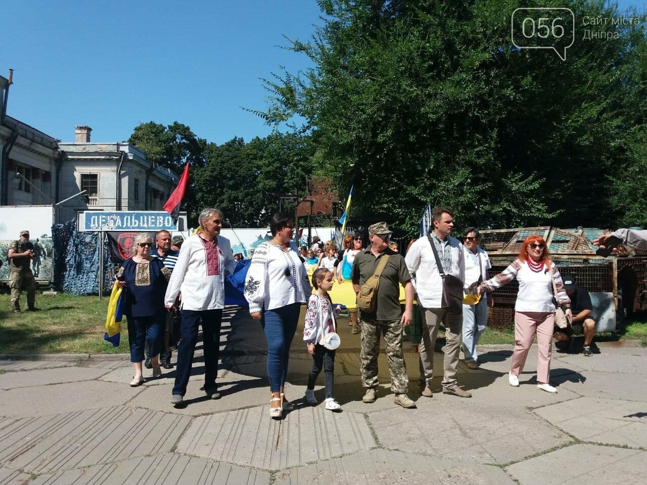 В Днепре по центральному проспекту пронесли огромный флаг Украины, - ФОТО, ВИДЕО, фото-21