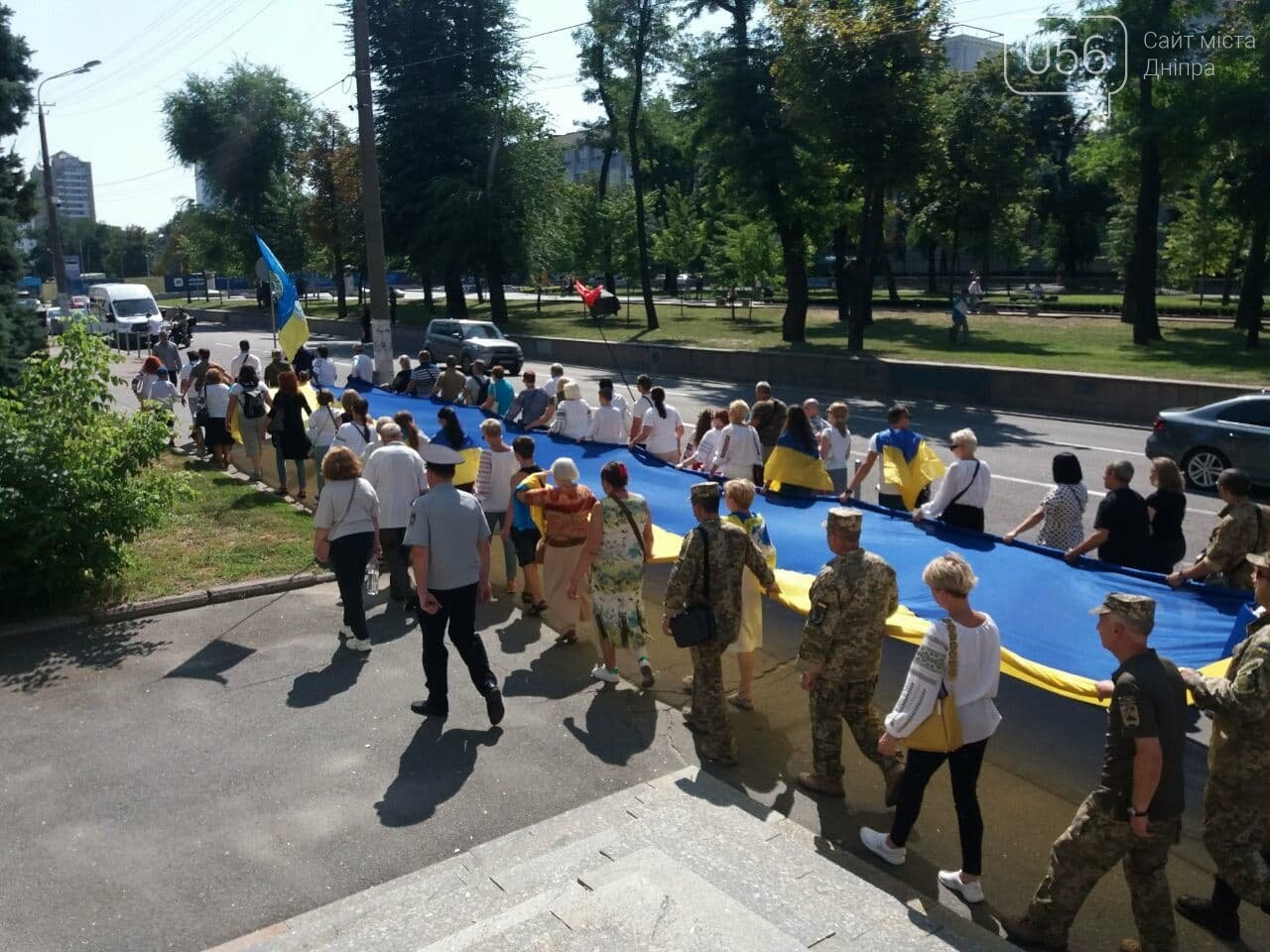 В Днепре по центральному проспекту пронесли огромный флаг Украины, - ФОТО, ВИДЕО, фото-19