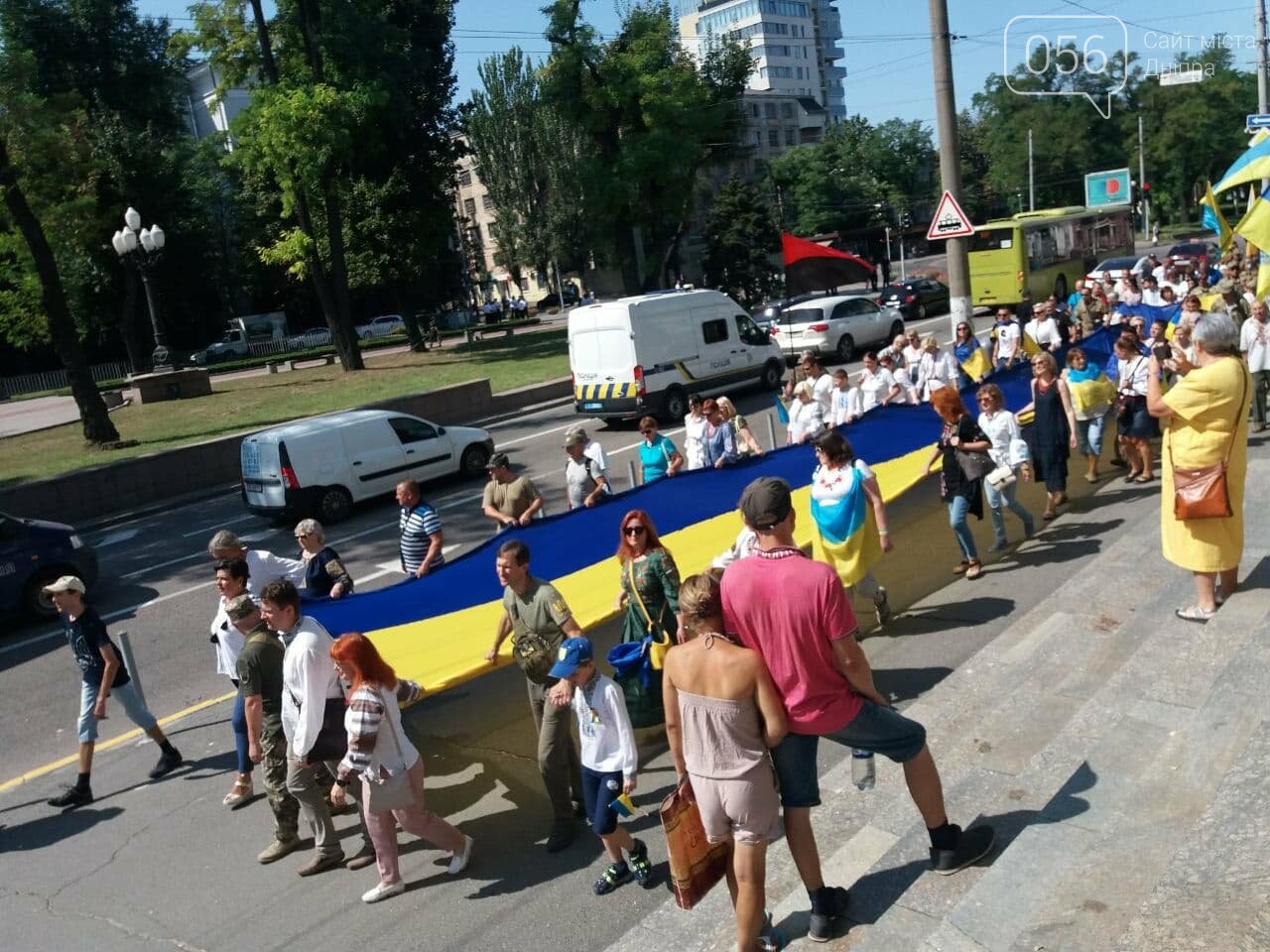 В Днепре по центральному проспекту пронесли огромный флаг Украины, - ФОТО, ВИДЕО, фото-18