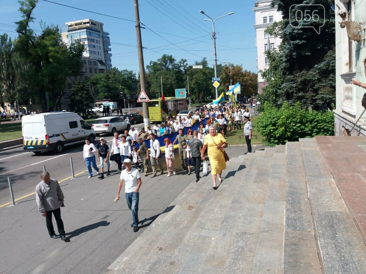 В Днепре по центральному проспекту пронесли огромный флаг Украины, - ФОТО, ВИДЕО, фото-17