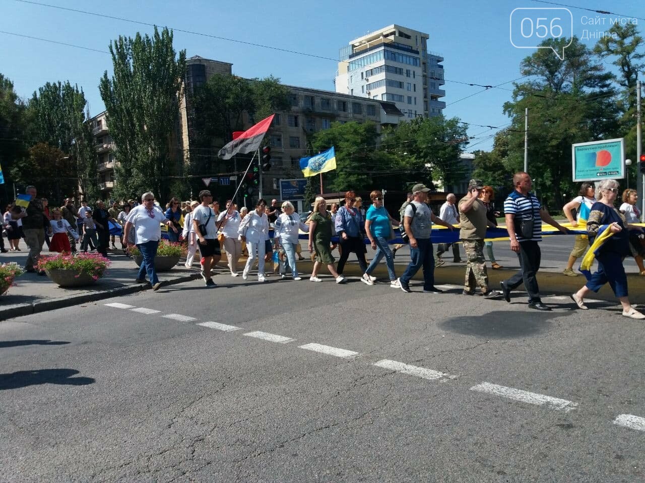 В Днепре по центральному проспекту пронесли огромный флаг Украины, - ФОТО, ВИДЕО, фото-15