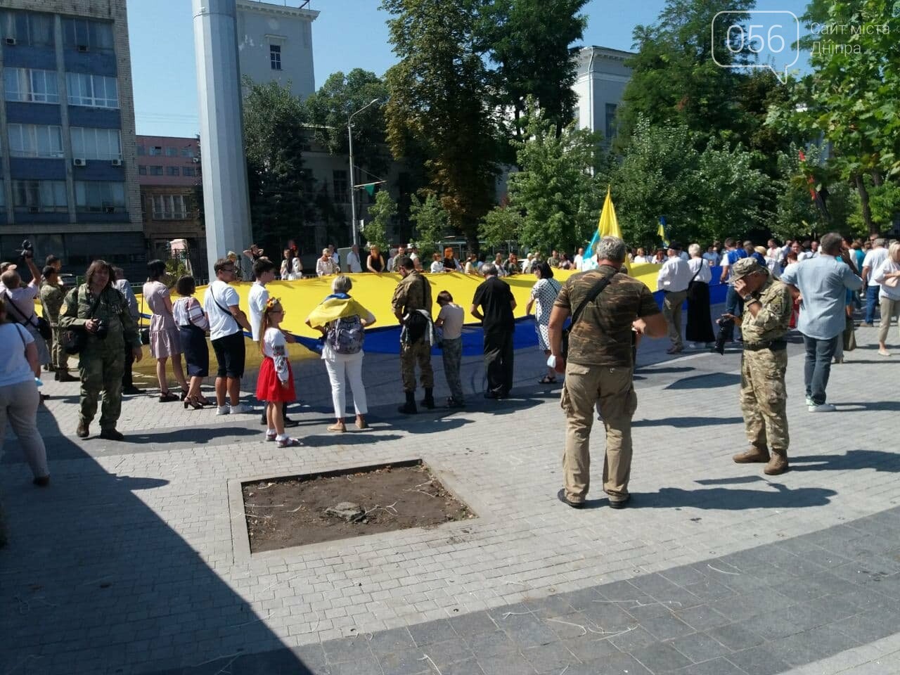 В Днепре по центральному проспекту пронесли огромный флаг Украины, - ФОТО, ВИДЕО, фото-11