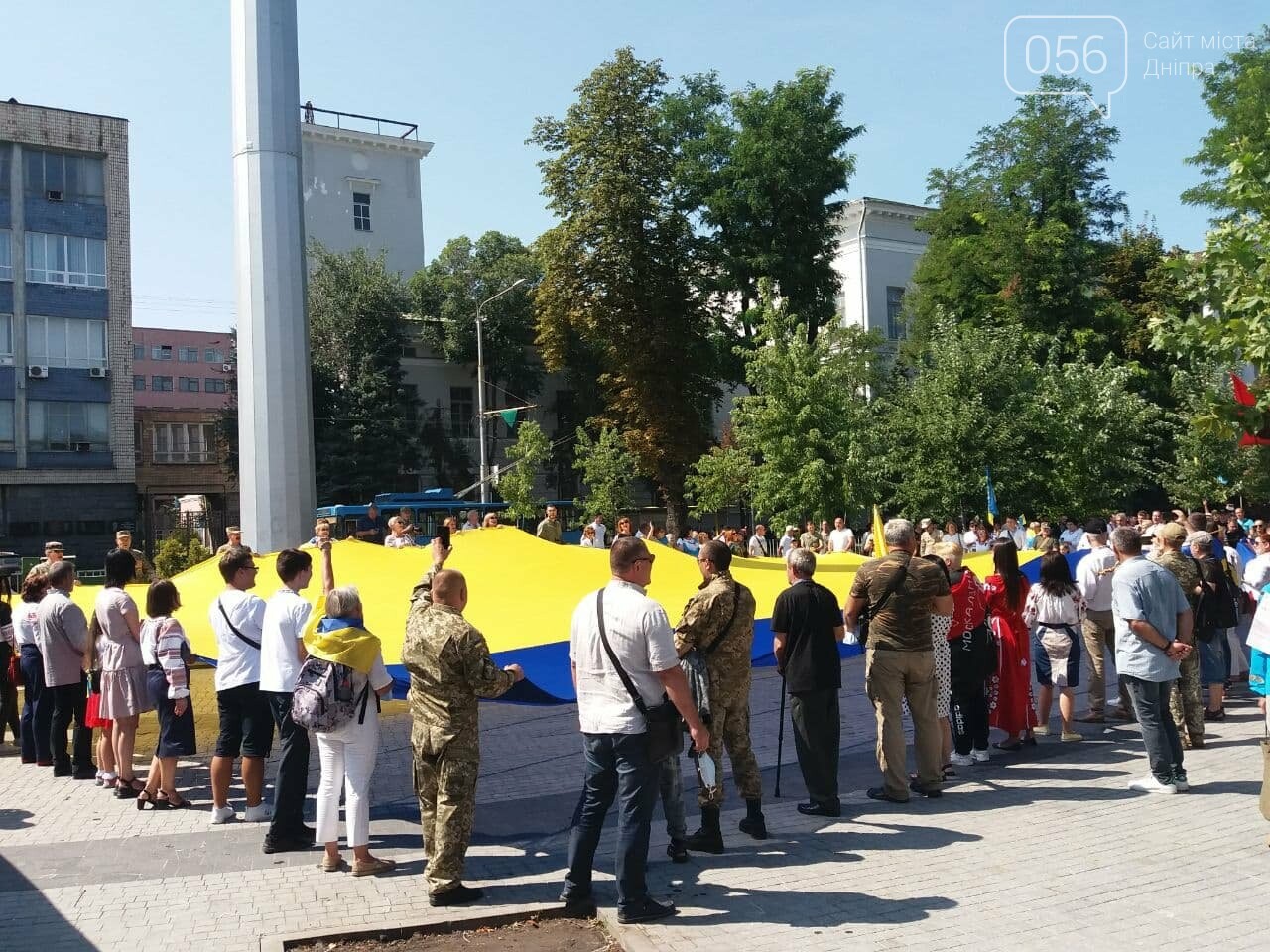 В Днепре по центральному проспекту пронесли огромный флаг Украины, - ФОТО, ВИДЕО, фото-10