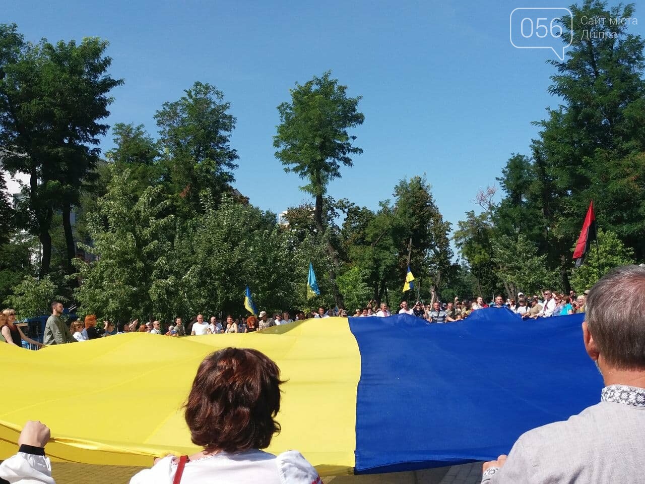 В Днепре по центральному проспекту пронесли огромный флаг Украины, - ФОТО, ВИДЕО, фото-9