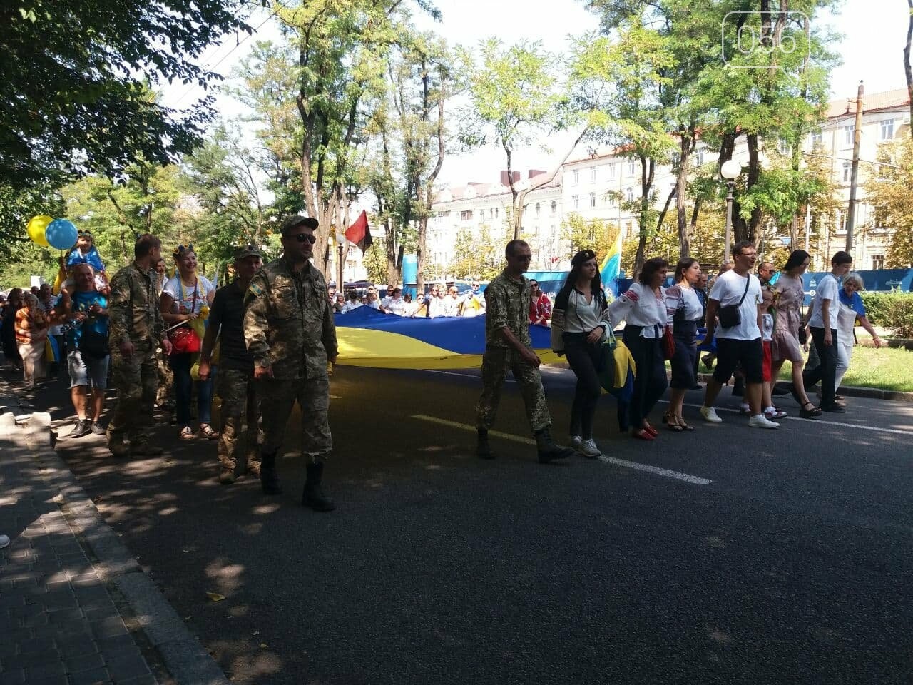 В Днепре по центральному проспекту пронесли огромный флаг Украины, - ФОТО, ВИДЕО, фото-7