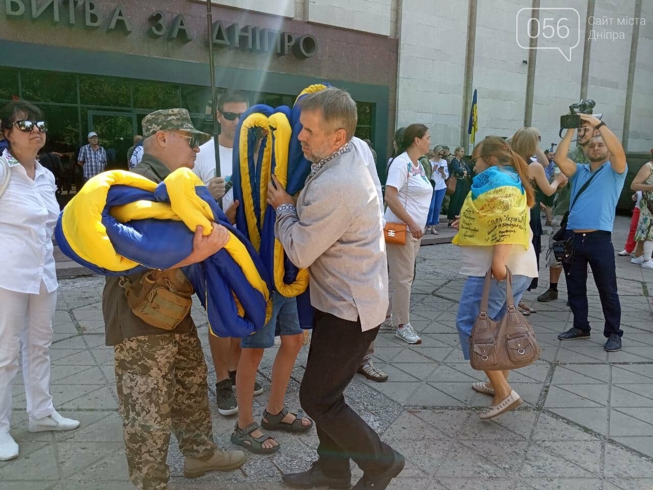 В Днепре по центральному проспекту пронесли огромный флаг Украины, - ФОТО, ВИДЕО, фото-6