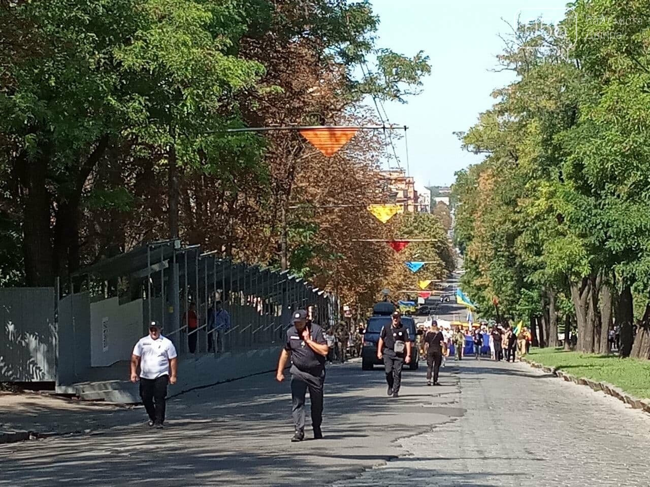 В Днепре по центральному проспекту пронесли огромный флаг Украины, - ФОТО, ВИДЕО, фото-5