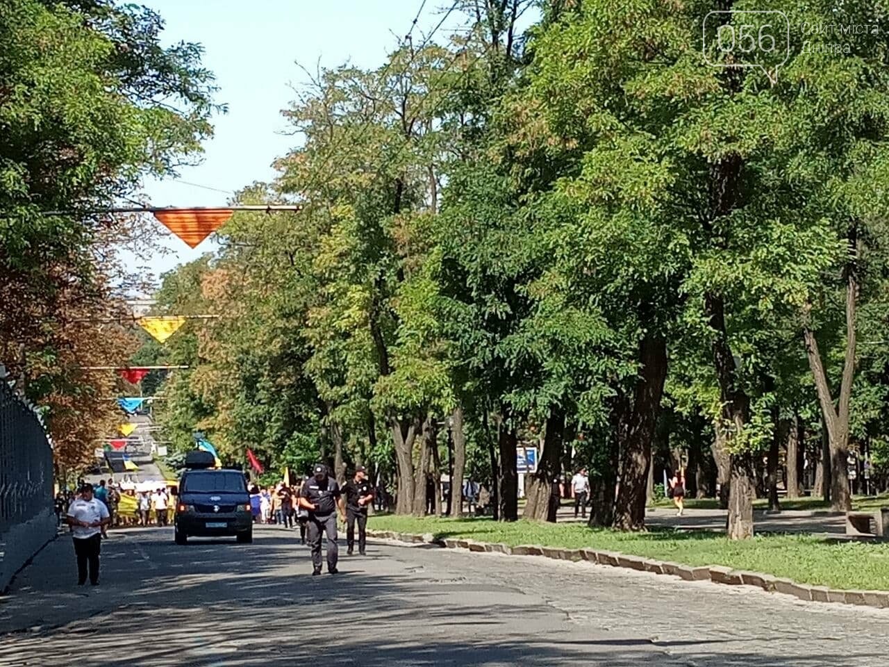 В Днепре по центральному проспекту пронесли огромный флаг Украины, - ФОТО, ВИДЕО, фото-4